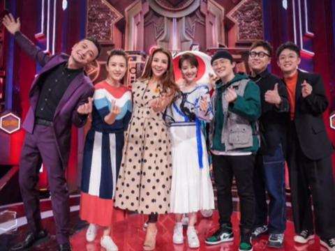 1月1日,央视综艺《开门大吉》元旦特辑的幕后大合照在网上曝光,诸位