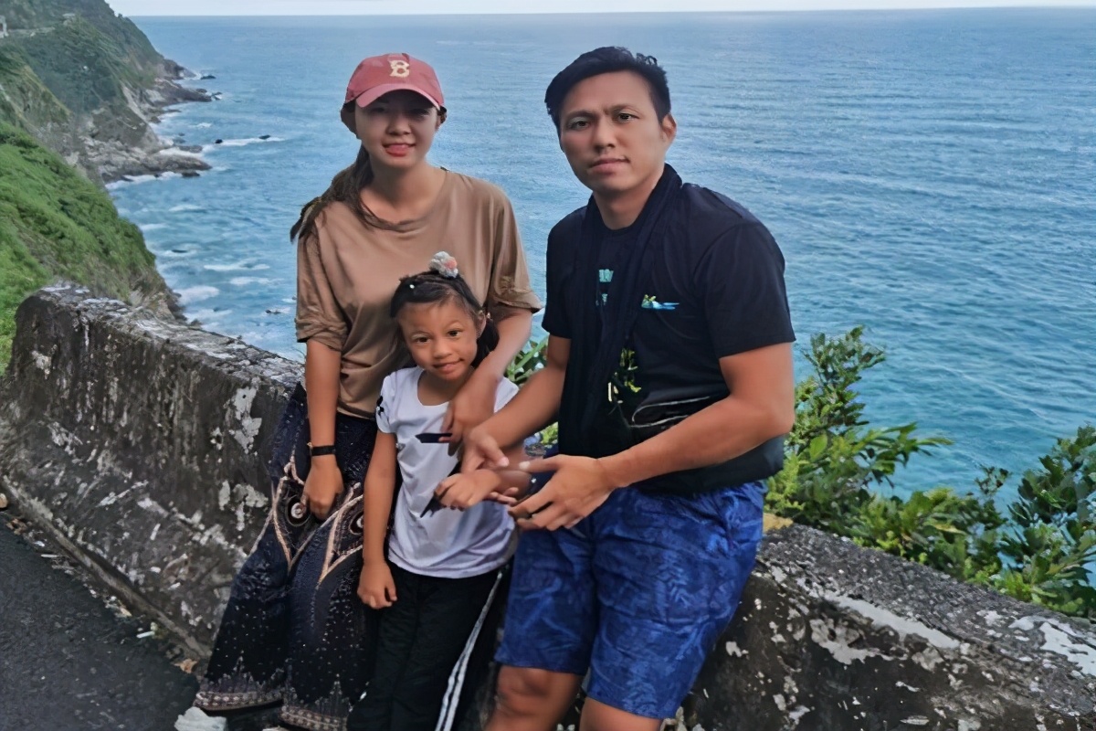 卓依婷晒女儿合影,本人并不漂亮也没有华丽打扮,当个普通妈妈