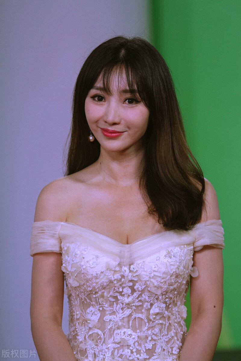 柳岩亮相活动霸气侧漏