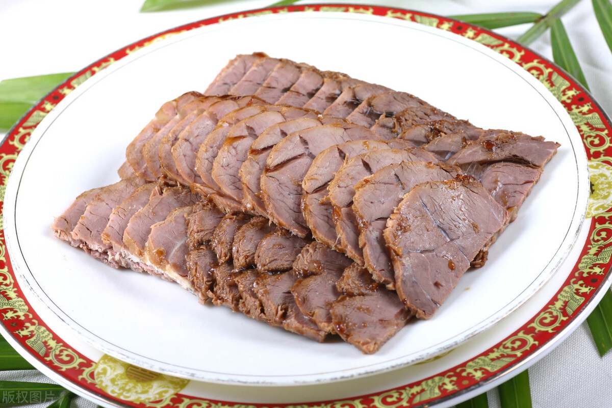 只需要将牛肉放进淡盐水中,浸泡上一个小时左右,将牛肉本身的血水浸泡