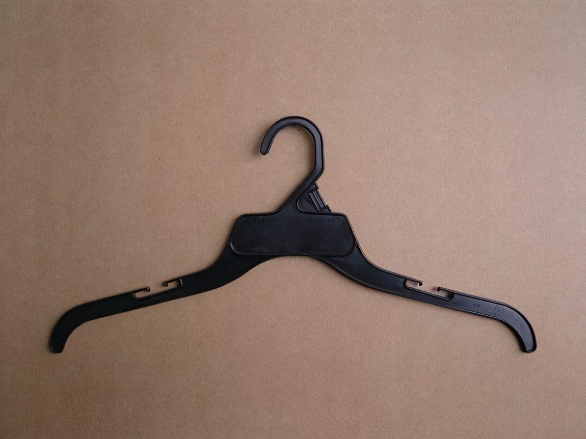 家里的废旧衣架再利用,折成各种造型!