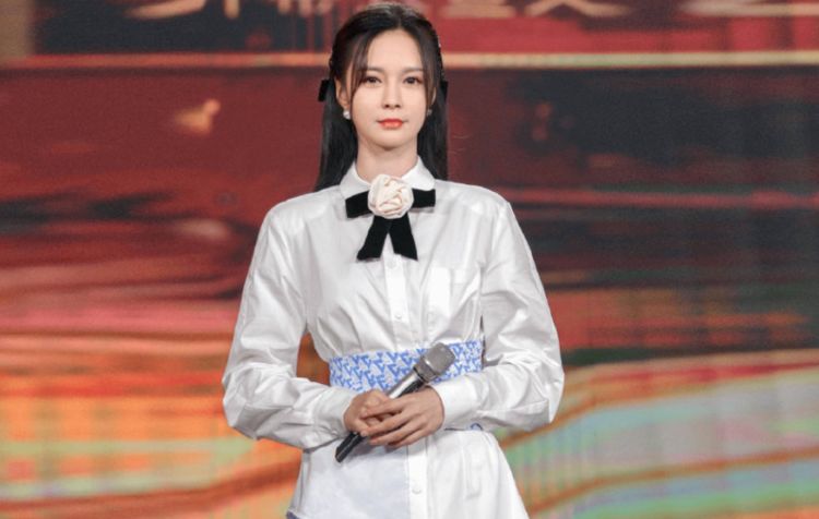 而现在沈梦辰在这部剧中饰演的是"向喜妹"是一个土家族姑娘,虽然说