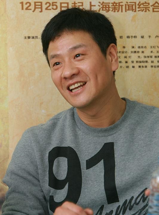 他抛弃妻子娶小自己8岁演员,不惜净身出户,如今落魄无人愿用!