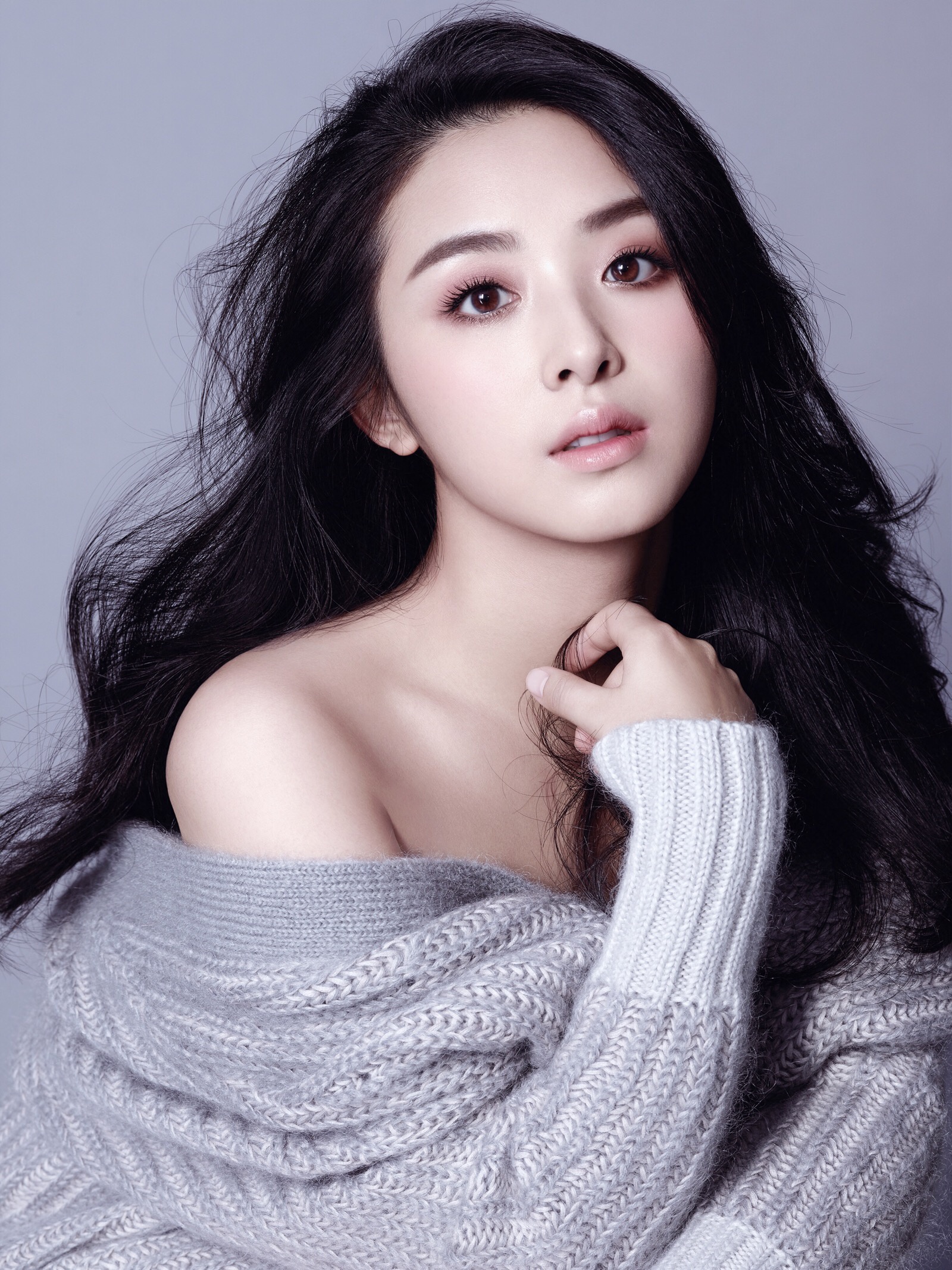 31岁张含韵甜美依旧气质优雅也透着成熟性感的魅力