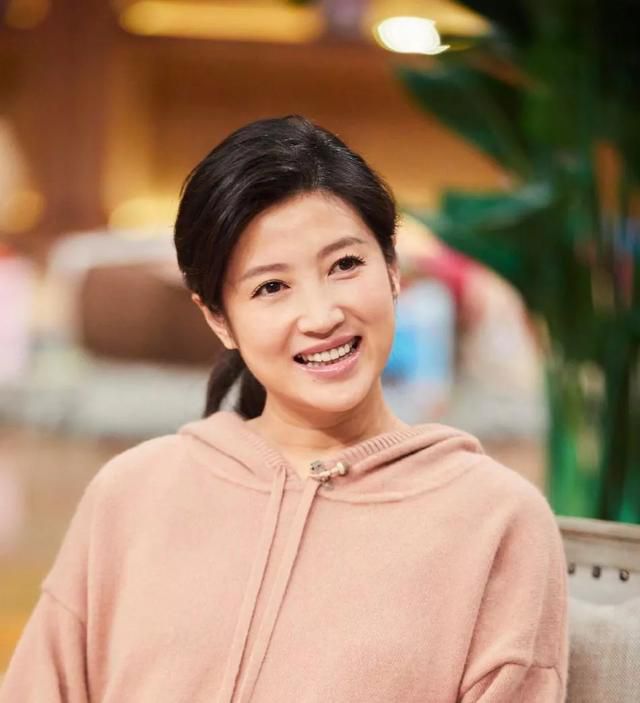著名主持人春妮晒近照,脸色憔悴穿的也普通,跟舞台形象差别大|春妮|近照|主持人_新浪新闻