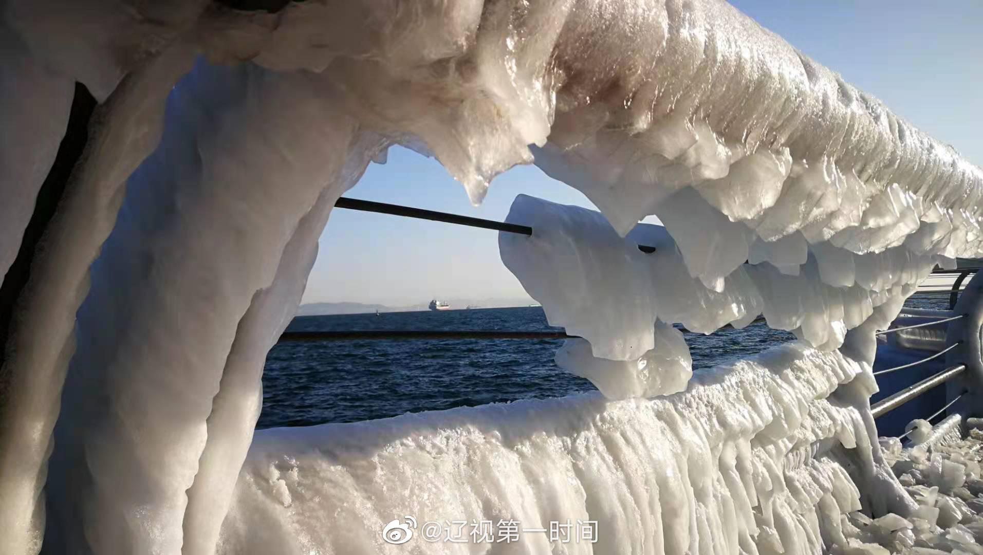 大连东港,冰坨子挂满了栏杆,冷出了气势,严寒下的大连