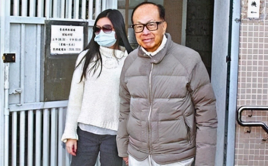 92岁李嘉诚祭拜亡妻显吃力,难行跪拜礼,长孙女地位超过李泽楷