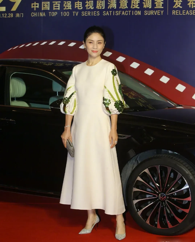 胡可穿了一条白色长裙走红毯,这个裙子的款式确实挺好看,但是不适合.