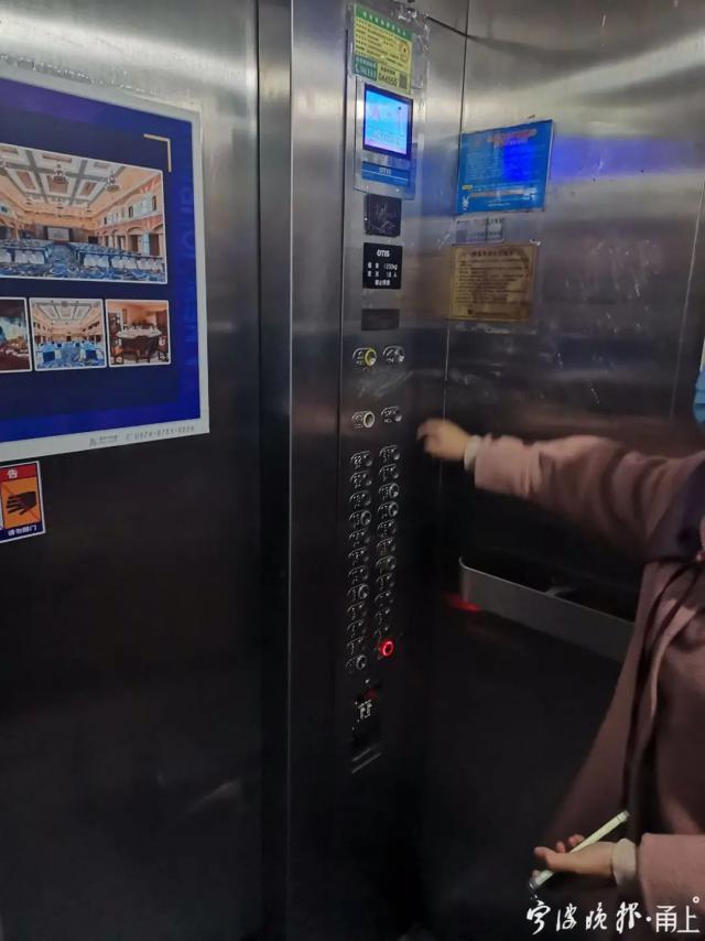 女子坐电梯从18层突然坠落就在几小时前电梯刚困过人