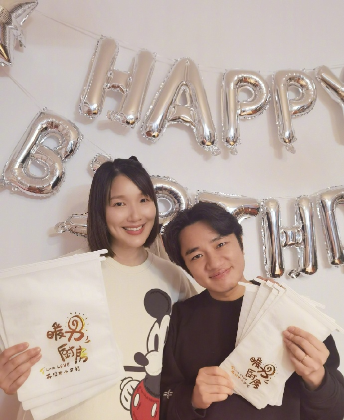 王祖蓝老婆过生日,素颜亮相发福认不出,衬得蔡少芬又美又年轻