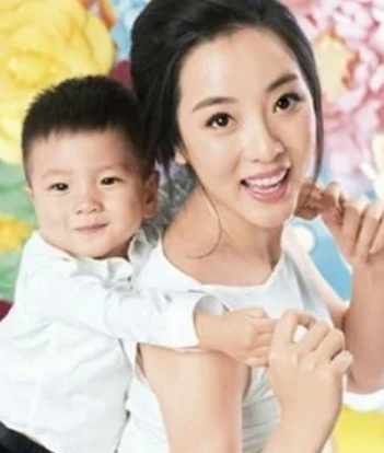 李思思全家照,32岁已是两个孩子的辣妈,65岁丈夫背景如此大