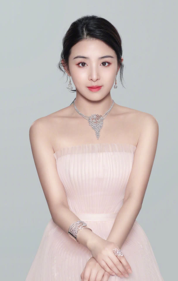 张含韵的长相依旧是非常甜美可爱的,非常的清新淡雅,不过性感的气质却