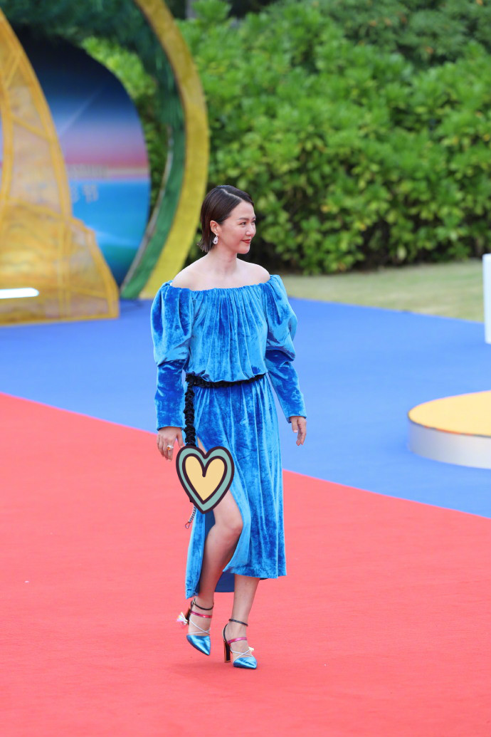 53岁那英真瘦穿皱巴巴丝绒裙也挺显腰细只见褶子没见赘肉