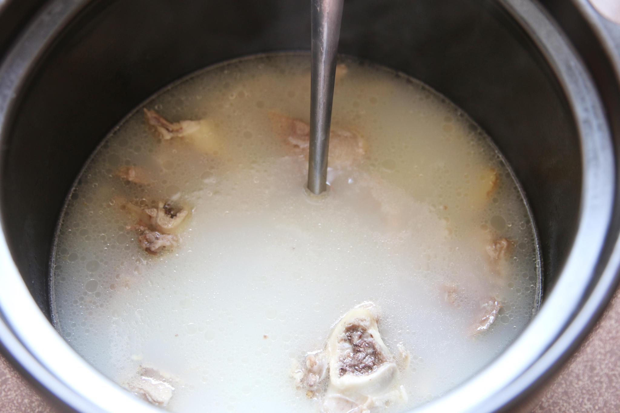 无论炖什么骨头汤只要做到这3点包你炖出来的汤浓白还无腥味