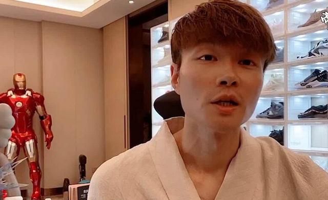 帝师到底有多有钱2021年第一天秀鞋子一双价值高达10万