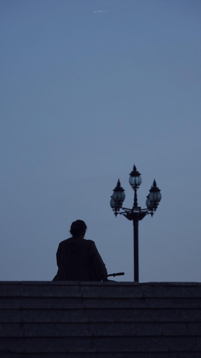 心里郁郁不乐喜爱孤独跟人们在一块儿简直痛苦不堪