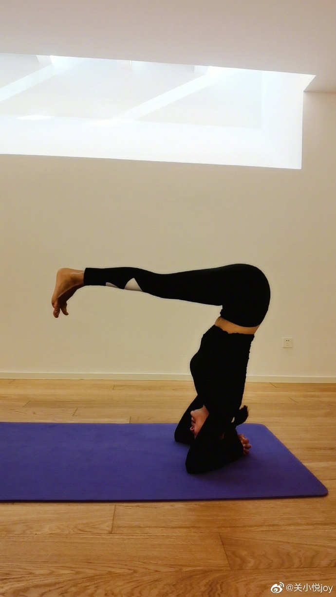 41岁关悦晒高难度瑜伽照 倒立劈叉柔韧度惊人秀完美身材