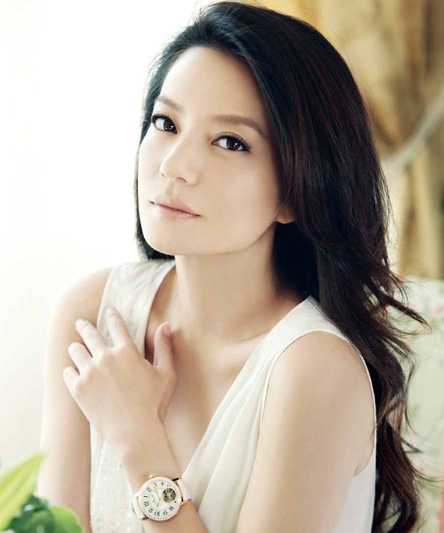 赵薇慵懒假日风大片修身黑色吊带裙简约优雅既迷人又励志