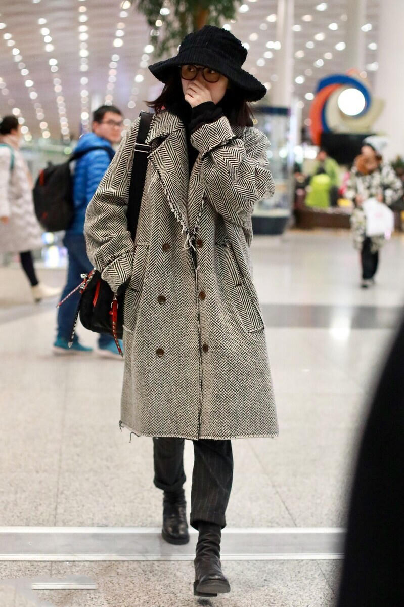 宋佳不用仔细扮嫩,带一身超强气场走机场,打扮休闲素颜照样时髦