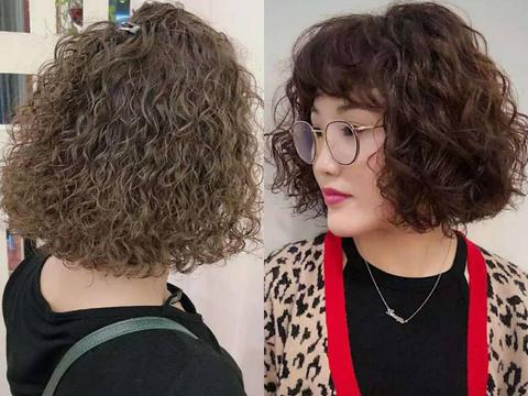 60岁老人如何烫头发显年轻?四个做头发攻略,让你发型时髦又洋气