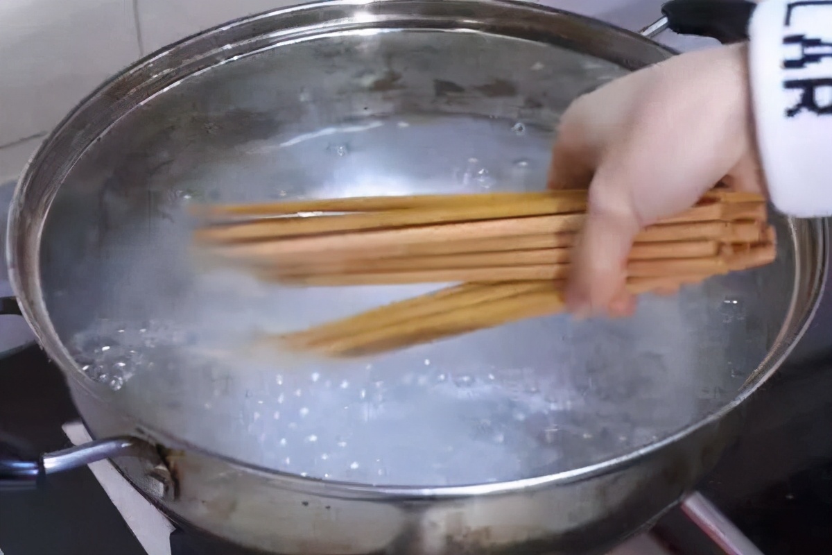 筷子水煮消不行了,新方法消毒才管用!