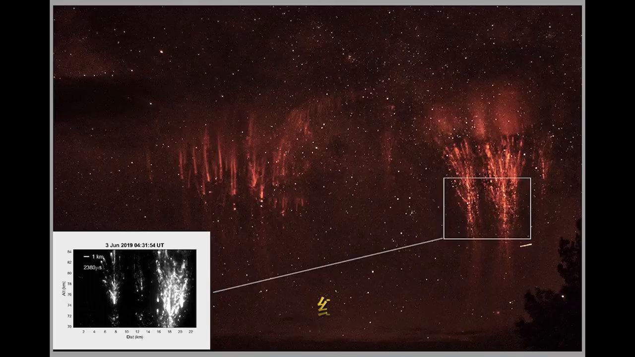 没错,红色精灵,很美妙的自然现象