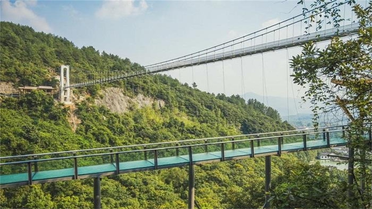浙江一座玻璃桥300米长度足有50层楼高走上去还会晃动