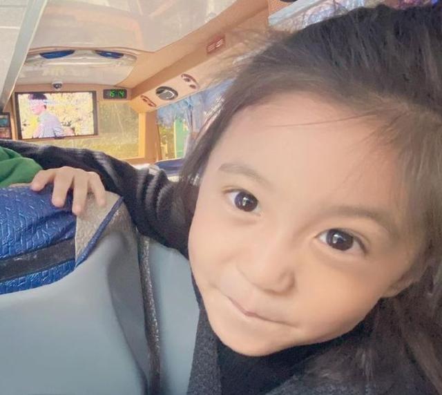 贾静雯一家去旅游,梧桐妹长相越发清秀,修允菲修思羽