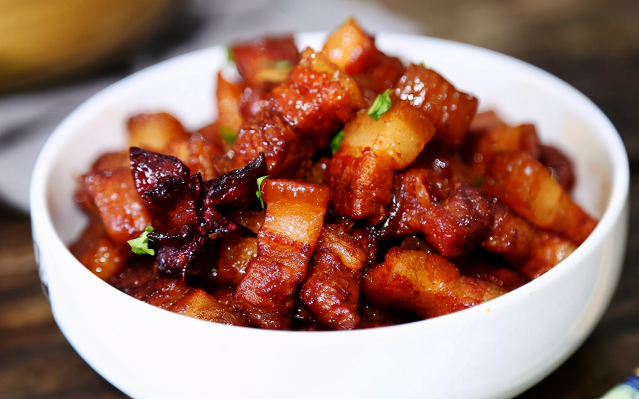 做红烧肉,谨记"3窍门",肉块红亮不发黑,吃着不柴不腻口