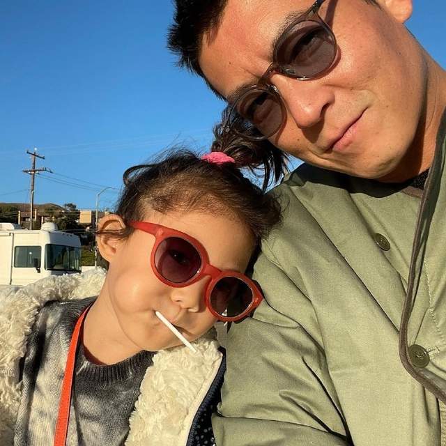 陈冠希一家三口跨年在海边看朝阳升起和秦舒培甜蜜互动超幸福