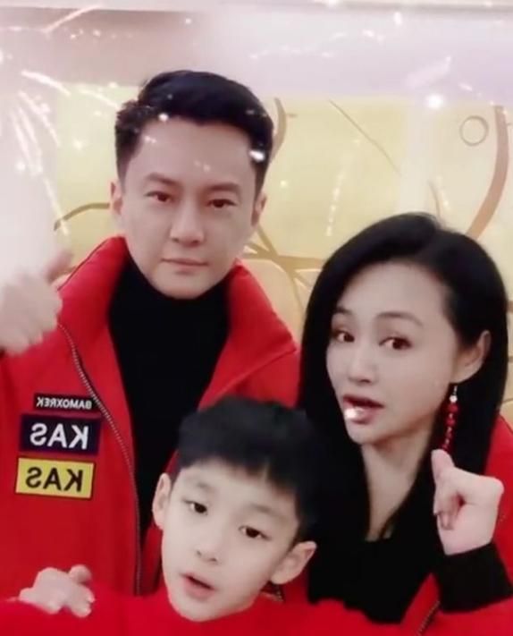 曹颖全家穿红衣送祝福9岁儿子新发型超清秀明星范儿不输爸妈