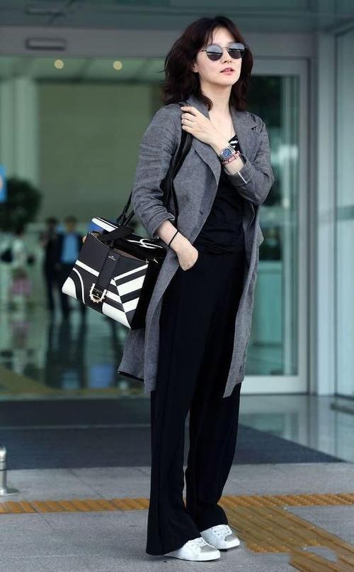 真女神都不会扮嫩,李英爱穿的普通但很高级,有中年女性的优雅