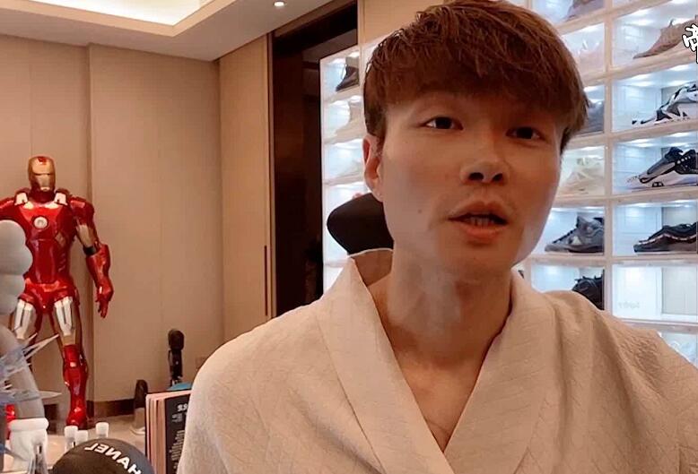 帝师到底有多有钱?2021年第一天秀鞋子,一双价值高达10万