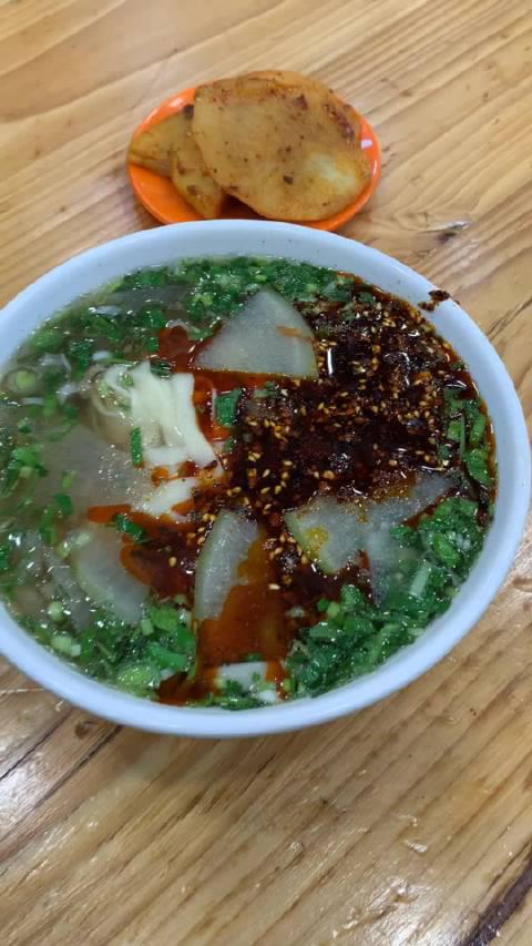 兰州一餐馆推出鸳鸯牛肉面:面碗是专门定制,适合情侣和有小孩的顾客