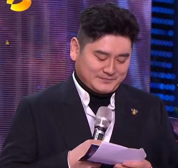 钱枫的身材管理真的不算成功,颔首时明显的双下巴,面部也充满肥肉