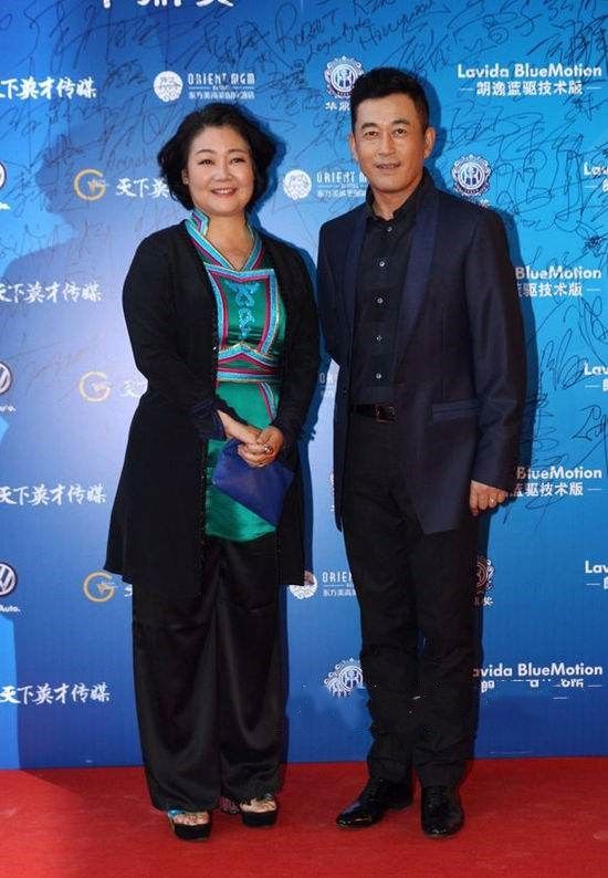 萨日娜穿黑色长裙走红毯,搭了双尖头高跟鞋,老了也优雅
