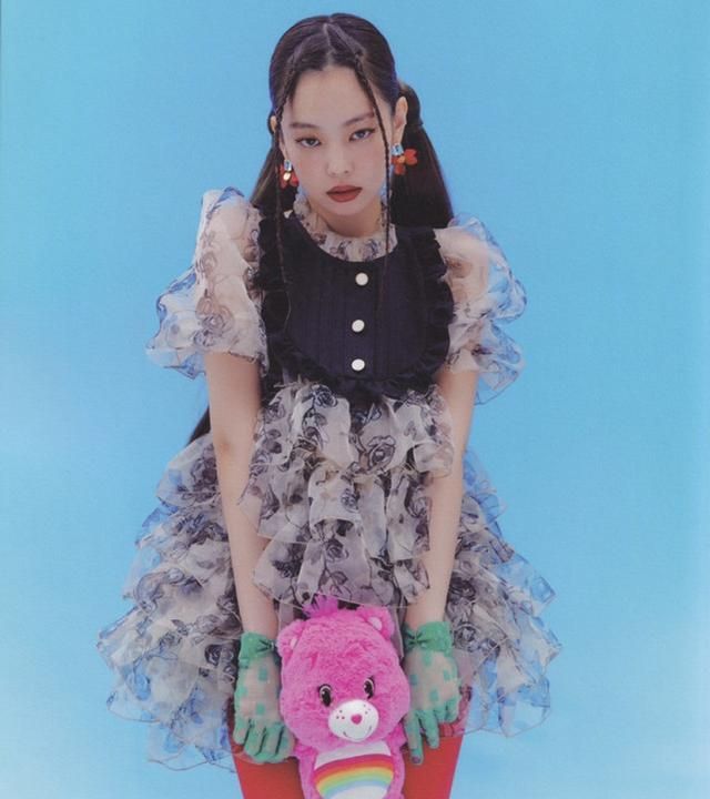 blackpink新年双造型被公开jennie花样多lisa疑故意掀开裙子