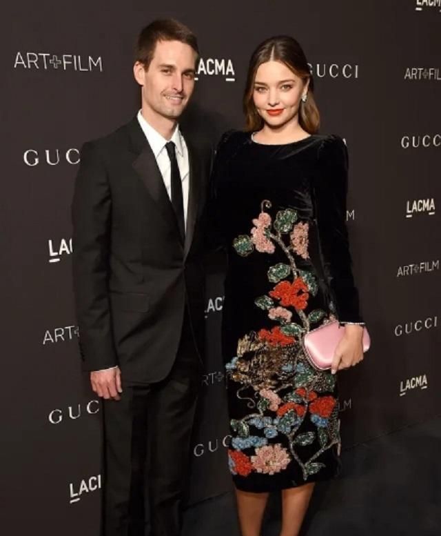 米兰达科尔的连衣裙是天鹅绒做的,看上去很有档次感,修身版显示她的腰