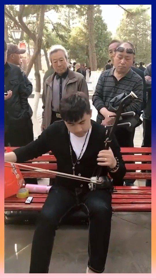 公园二胡小哥,东东本人