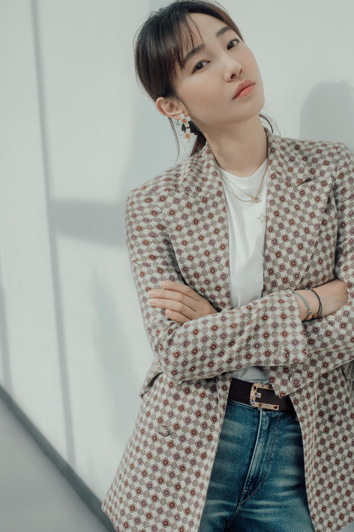 白百何机场造型真洋气卫衣搭配黑色紧身裤休闲又随性很是潇洒