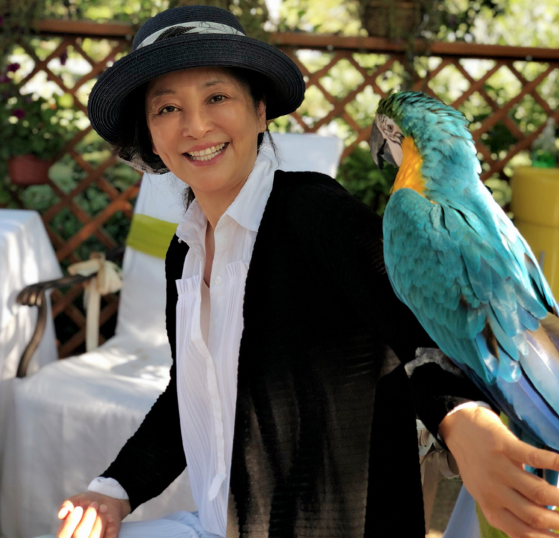 李勤勤素颜皮肤粗糙黑黢黢真的就像个村妇看上去好苍老