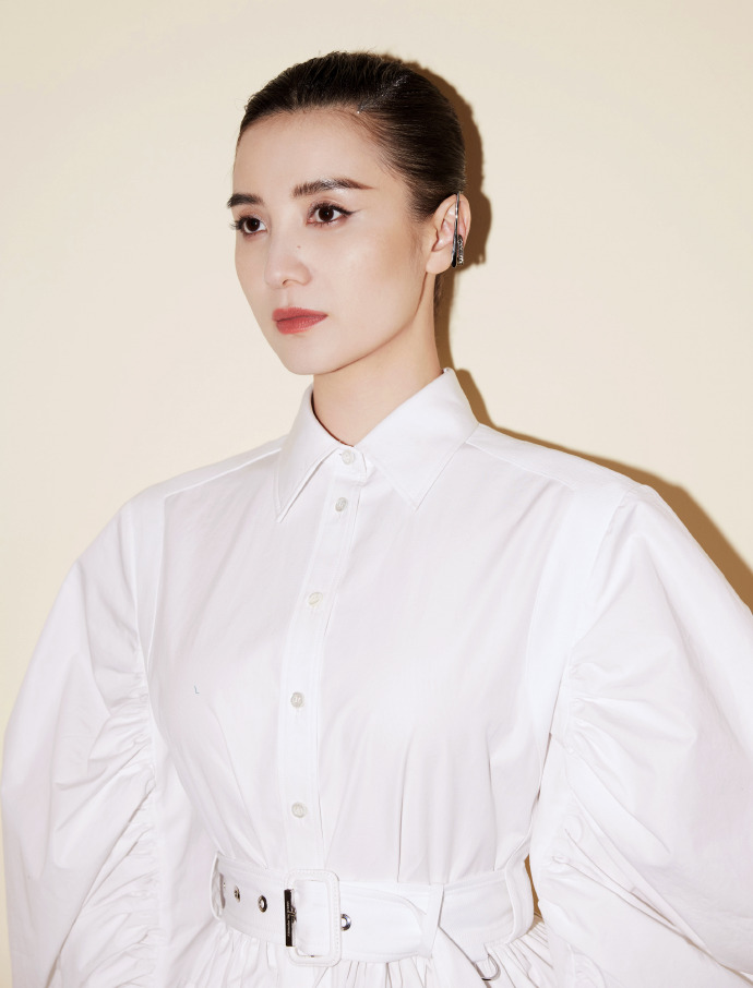 宋佳宫廷风写真发型利落五官明艳高级她不仅迷人而且励志