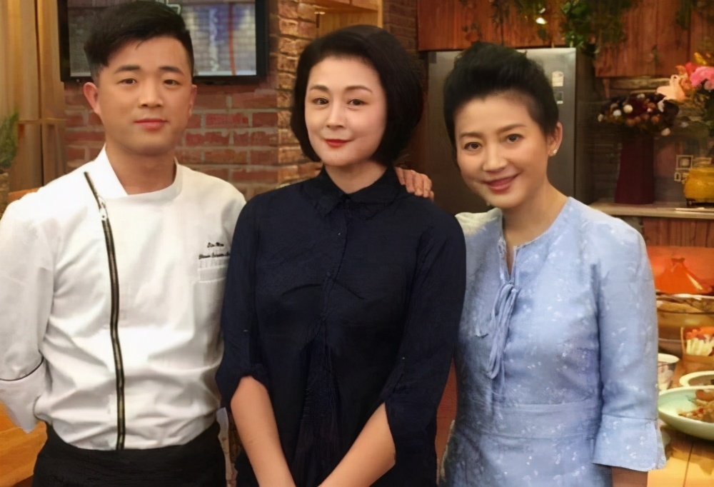 网友晒与王小丫合照52岁的脸上有了皱纹但西装打扮依然气质