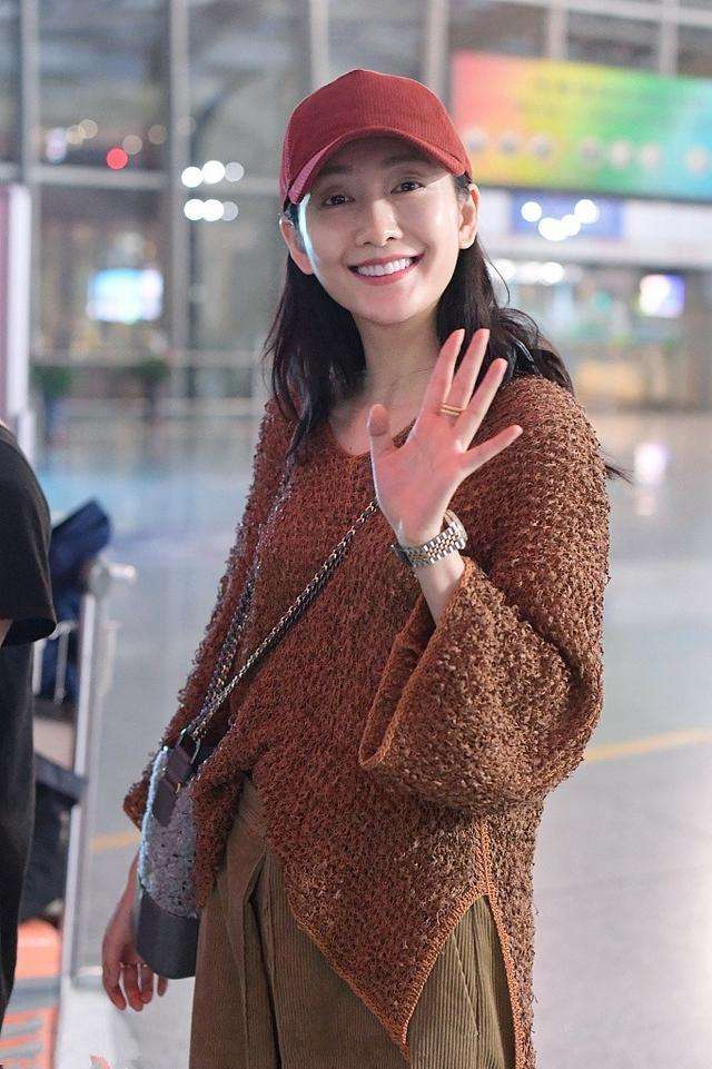 王鸥吃路边摊被拍,素颜气质再好,也输给了勾腰驼背!