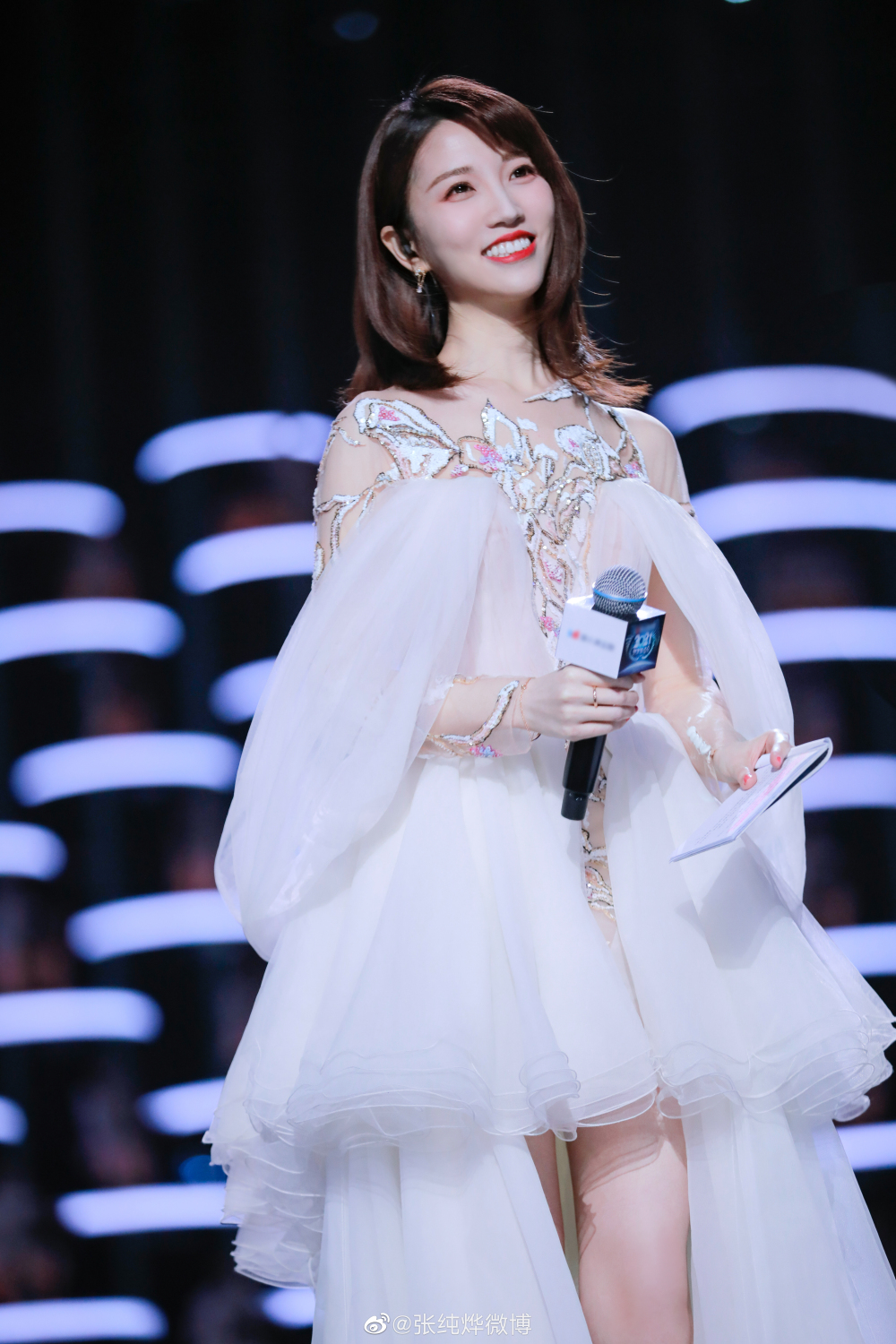 对比2021年各大卫视跨年晚会还是江苏台的女主持人张纯烨好看