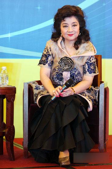 71岁徐小凤没把自己当老人,逛市场还穿的时髦,在人群里很显眼!