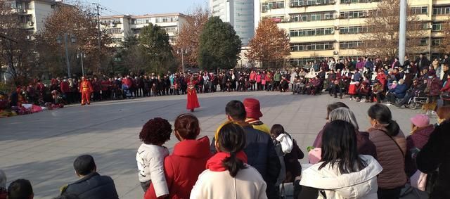 汉中:节假日椰岛广场业余爱好者自导自演,围观群众捧场着真不少