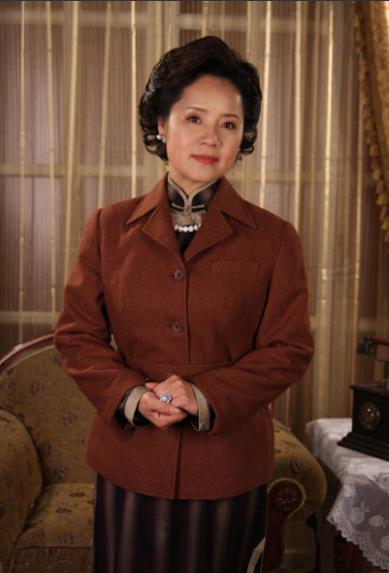 老演员才够真实,刘芳在后台化妆,素颜照是老但气质优雅