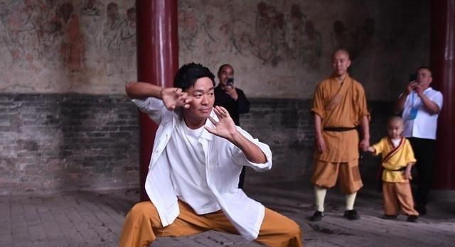 当王宝强回到少林寺时,师兄弟心情很好,他的拳击技术仍然很出色