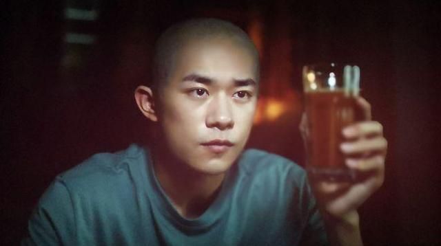 易烊千玺《送你一朵小红花》剃光头,为角色牺牲,幸好头发长得快